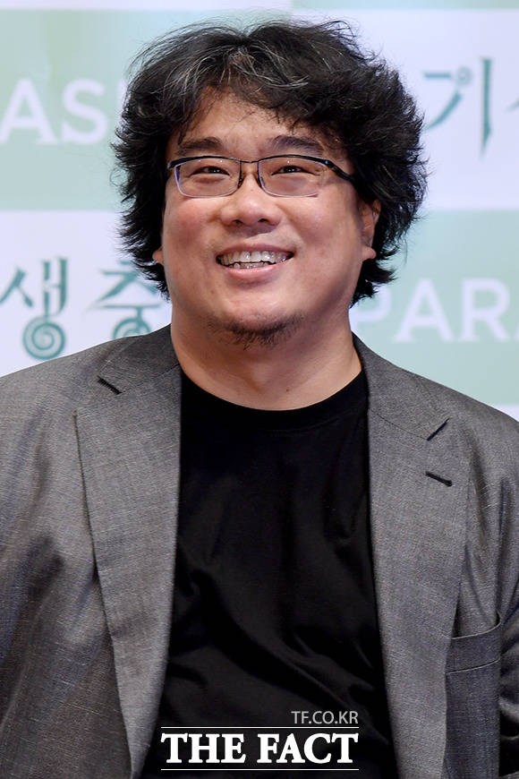 관객들의 응원 피켓을 발견하곤 웃음이 빵~