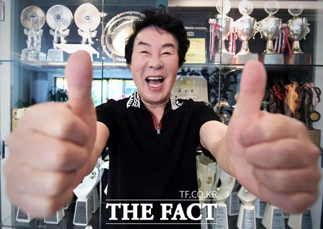 20년전 이나 지금이나 체력은 그대로. 매일 두 세시간씩 20년째 헬스로 체력관리를 하고 있는 송대관은 "고희를 넘긴 나이에도 전국 방방곡곡을 뛰어다닐 수 있는 비결"이라고 말했다. /이덕인 기자