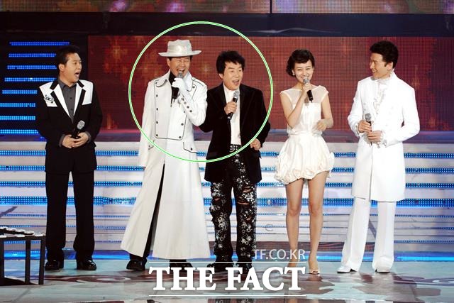 송대관 태진아 콤비(원안)는 가요계 바늘과 실. 송대관은 태진아에 대해 "우린 뭉치면 살고 흩어지면 죽는 사이"라고 말했다. 사진은 10여년전 SBS '가요대전' 출연 당시(왼쪽부터 박상철 태진아 송대관 장윤정 강진). /더팩트 DB