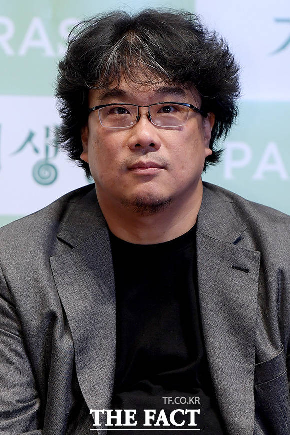 진지하게 바라보다가