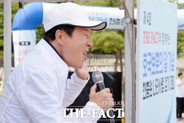 송대관은 유명한 독립운동가 자손이다. 독립유공자 후손으로 2006년 광복 61주년 기념 보신각 타종 행사에도 참석했다. 사진은 송대관이 지난해 '제 4회 THE FACT와 함께하는 호국보훈의 달 기념 현충원 나라사랑 걷기대회'에 참석해 구호를 외치고 있다. /더팩트 DB