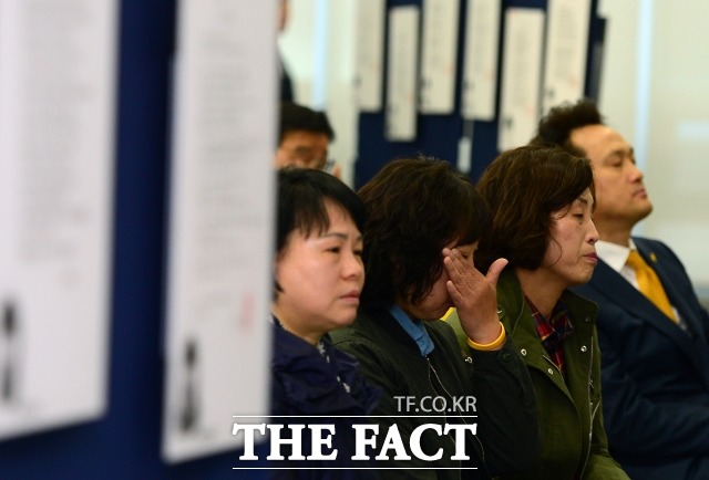 세월호 참사 3주기를 맞아 지난 2017년 서울 여의도에서 열린 전시회 '단원고의 별들, 기억과 만나다'에서 전시에 참석한 세월호 희생자 유족들이 눈물을 흘리고 있다. /더팩트DB