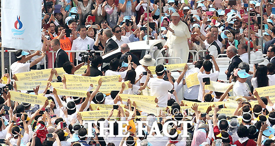 프란치스코 교황은 내한 당시 세월호 천막에서 단식 중인 유족 김영오 씨를 위로하기도 했다. 사진은 2014년 4월 16일 오전 서울 광화문광장에서 열린 '윤지충 바오로와 동료 순교자 123위 시복 미사'에서 세월호 유가족과 만난 교황./ 사진공동취재단