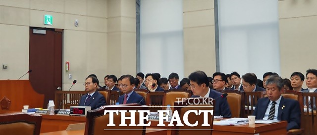 26일 국회 행정안전위원회 전체회의에서 더불어민주당과 자유한국당이 정쟁을 반복하자 정부 측 참석자인 (왼쪽부터) 박영수 중앙선거관리위원회 사무총장, 황서종 인사혁신처 처장, 윤종인 행안부 차관, 김계조 행안부 재난관리본부 본부장이 멍하니 회의장에 앉아 있는 모습. /허주열 기자