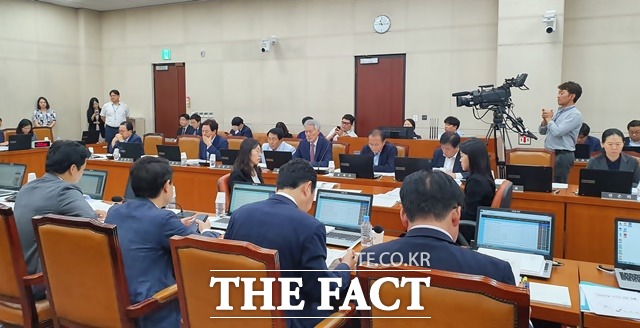 26일 오전 국회 본청에서 행정안전위원회 전체회의가 진행되고 있다. /허주열 기자