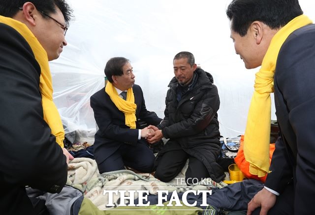 2015년4월14일 광화문 천막에서 세월호 유가족들을 위로하는 박원순 서울시장/뉴시스..