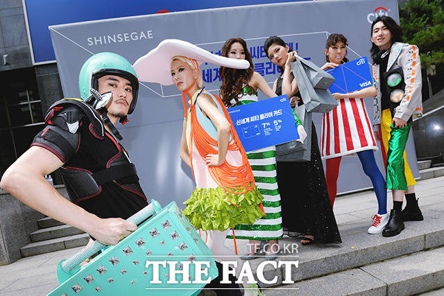 27일 오전 서울 중구 한국씨티은행 본점에서 '신세계 씨티 클리어 카드' 출시 행사가 열린 가운데 모델들이 카드 할인 혜택을 상징하는 의상을 입고 포즈를 취하고 있다. /이선화 기자