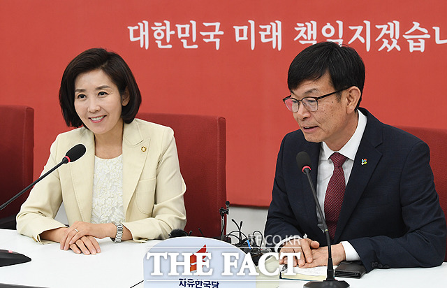 인사말 하는 나경원 자유한국당 원내대표(왼쪽)