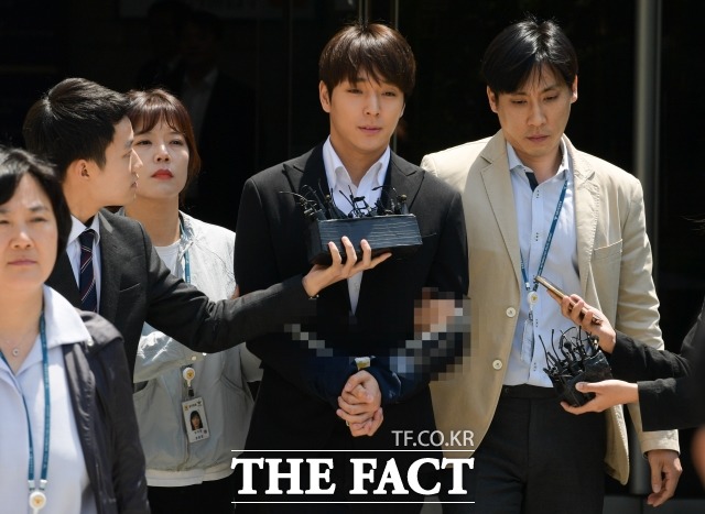 성폭력 범죄의 처벌 등에 관한 법률 위반(특수준강간) 등 혐의를 받는 그룹 FT 아일랜드의 전 멤버 최종훈이 지난달 서울 서초구 서울중앙지방법원에서 열린 구속 전 피의자 심문(영장실질심사)을 마치고 법정을 나서고 있다. /김세정 기자