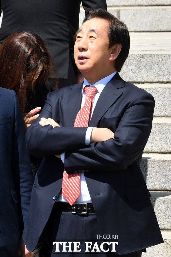 딸 KT 부정채용 의혹을 받는 김성태 자유한국당 의원. 사진은 지난 5월 2일 국회 앞에서 열린 공수처법 패스트트랙 지정 규탁 삭발식에 참석한 김 의원 모습/ 남윤호 기자