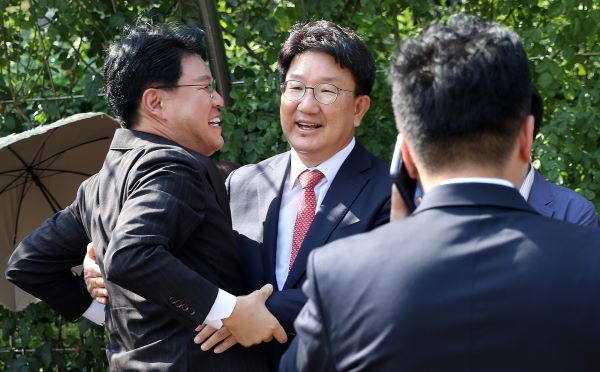 권성동 자유한국당 의원이 24일 강원랜드 채용비리 사건 1심 선고공판에서 무죄를 선고받은 후 서울중앙지법을 나와 장제원 의원과 기뻐하고 있다./뉴시스