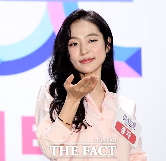 "앞으로 어떤 상황에서라도 초심을 잃지 않을게요." 홍자는 종편 사상 최고 시청률을 기록한 TV조선 '내일은 미스트롯'을 통해 유명세를 탄 인생 역전의 주인공이다. 위 사진은 홍자가 자신의 SNS에 올린 '미스트롯' 멤버 정미애와 다정한 포즈. /남용희 기자, 홍자 인스타그램