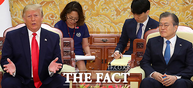 대화 나누는 문재인 대통령과 트럼프 대통령. /뉴시스