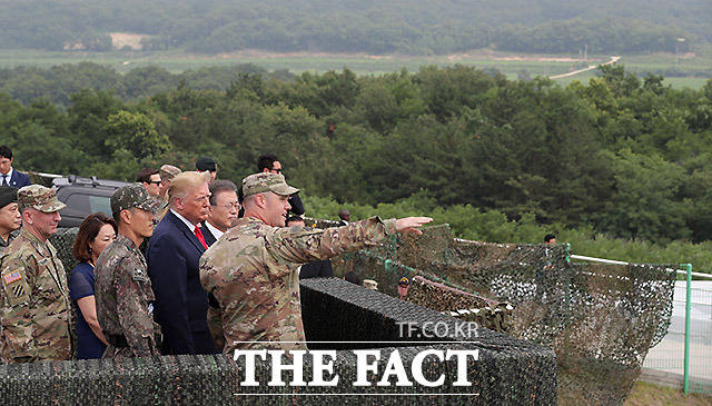 문재인 대통령과 도널드 트럼프 미국 대통령이 30일 오후 경기 파주 캠프 보니파스 북쪽의 최북단 '오울렛 초소'를 찾아 북한 지역을 관망하고 있다. /파주=뉴시스
