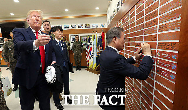 문재인 대통령이 30일 경기 파주 판문점 공동경비구역(JSA) 인근 미군 부대인 캠프 보니파스를 방문해 벽에 방문 서명을 하고 있다. /파주=뉴시스