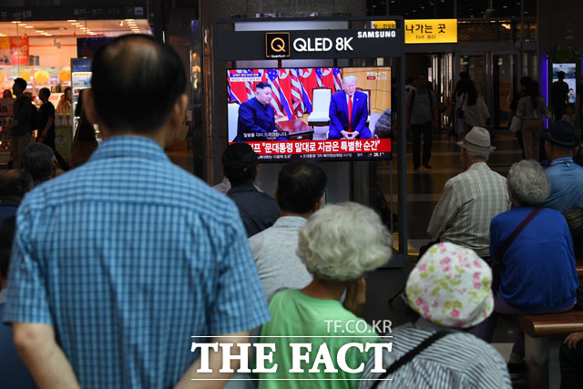 용산역에서 판문점 JSA에서 열린 한·북·미 회동 장면을 시청하는 시민들. /남윤호 기자