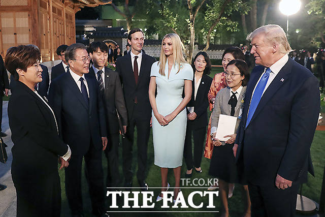 박세리 2020년 도쿄올림픽 골프 여자 국가대표 감독과 대화 나누는 트럼프 대통령과 이방카 백악관 보좌관, 재러드 쿠슈너 부부(가운데). /뉴시스
