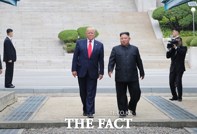 도널드 트럼프 미국 대통령이 북측 지역에서 김정은 북한 국무위원장과 군사분계선을 넘어 오고 있다. /판문점=뉴시스