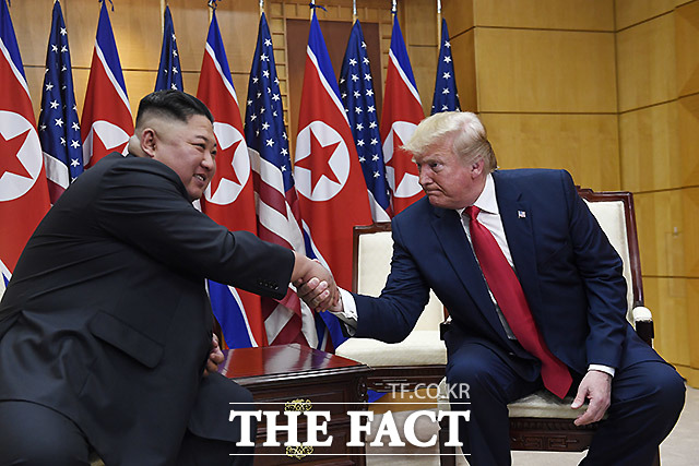 단독 회동 후 악수하는 두 정상. /판문점=AP.뉴시스