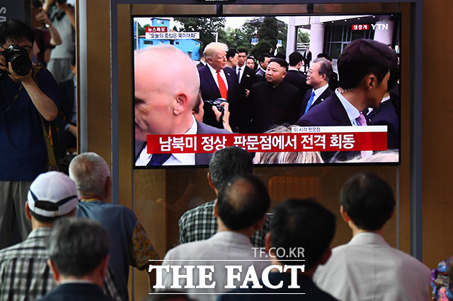 30일 오후 서울 용산구 서울역 대합실에서 시민들이 남·북·미 정상들의 판문점 JSA 회동을 TV로 지켜보고 있다. /이동률 기자