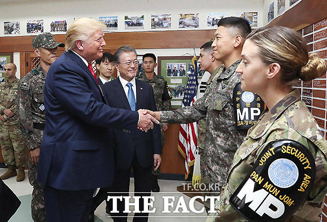 DMZ(비무장지대) 내 미군 부대인 캠프 보니파스를 방문한 도널드 트럼프 미국 대통령. /파주=뉴시스