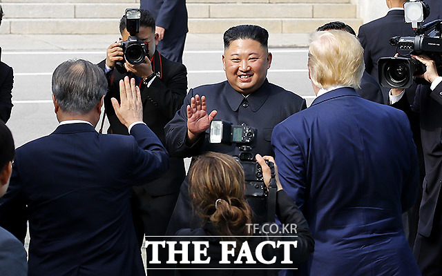 정상회담을 끝내고 북측으로 돌아가는 김정은 북한 국무위원장이 손을 흔들고 있다. /판문점=뉴시스
