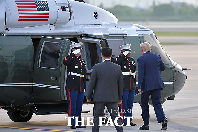 마린원에 탑승하고 있는 도널드 트럼프 대통령. /오산=사진공동취재단
