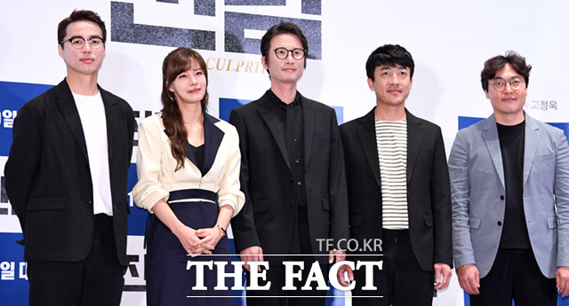 배우 오민석과 유선, 송새벽, 장혁진, 고정욱 감독(왼쪽부터)이 1일 오후 서울 광진구 롯데시네마 건대점에서 열린 영화 '진범' 언론시사회에 참석해 취재진을 향해 포즈를 취하고 있다. /임세준 기자