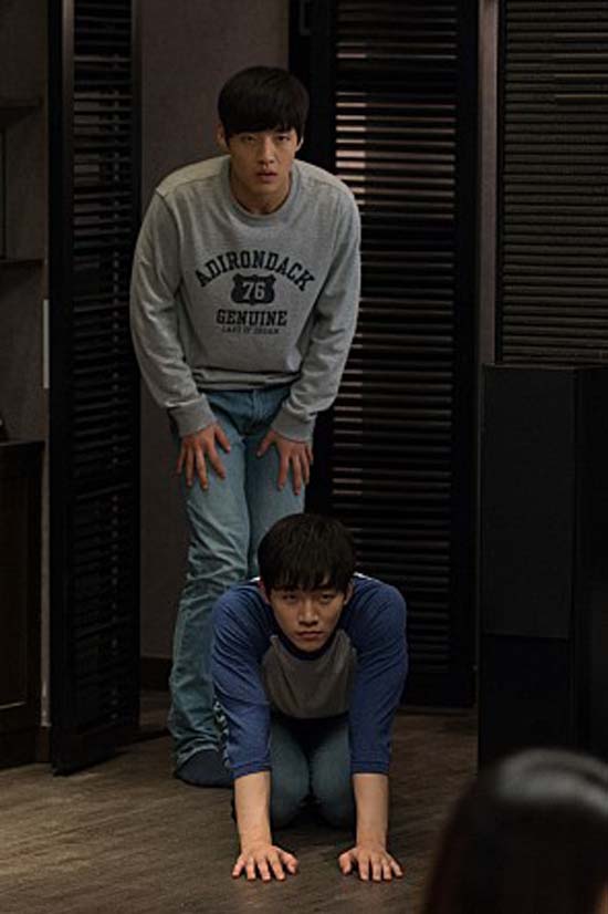 영화 '스물'에서 강하늘과 준호가 친구 김우빈과 여자친구의 애정행각을 몰래 보려다 들킨 장면. /영화 '스물' 스틸