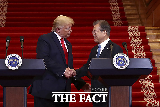 기자회견을 마치고 악수 나누는 문재인 대통령과 도널드 트럼프 대통령. /뉴시스