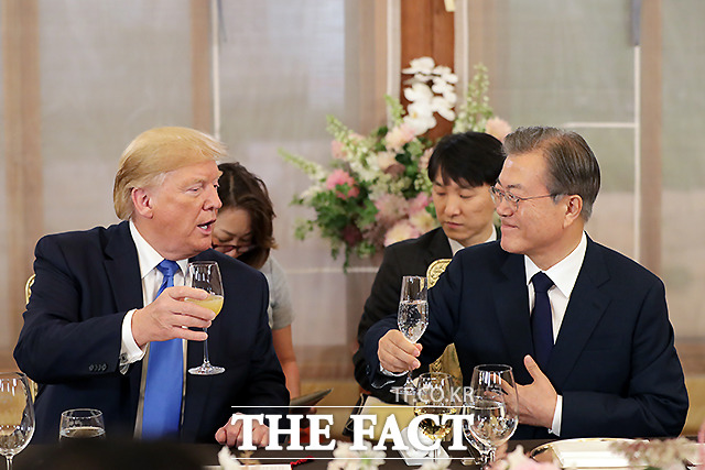 문재인 대통령과 도널드 트럼프 미국 대통령이 29일 청와대 상춘재에서 친교 만찬을 하고 있다. /뉴시스