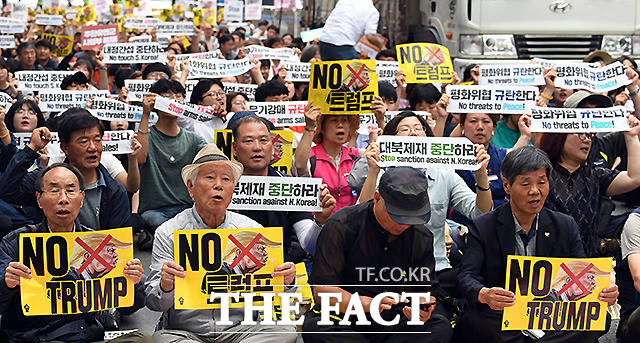 트럼프 방한을 반대하는 집회 참가자들. 29일 서울광장 앞. /이동률 기자