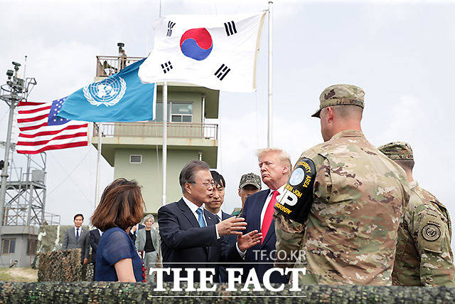 캠프 보니파스 북쪽의 최북단 '오울렛 초소'를 찾아 북한 지역을 관망하는 두 정상. /파주=뉴시스