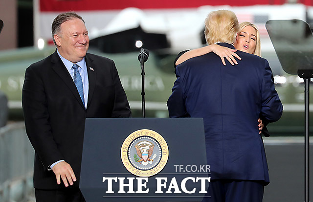 도널드 트럼프 대통령이 30일 오후 경기 평택시 주한미군 오산 공군기지에서 연설을 하던 중 마이크 폼페이오 미 국무부 장관과 이방카 트럼프 백악관 선임보좌관을 소개하며 이방카 트럼프와 포옹을 하고 있다./평택=뉴시스