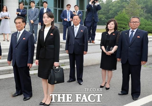 김여정 조선 노동당 선전선동부 제1부부장(왼쪽 두 번째)이 판문점에서 세 정상의 만남을 바라보고 있다. /뉴시스