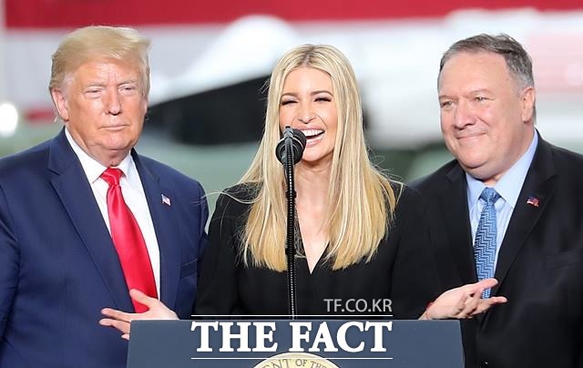 이방카(가운데) 보좌관이 지난달 30일 오후 미국으로 돌아가기 전 오산 미군기지에서 열린 행사에서 발언하고 있다. /뉴시스