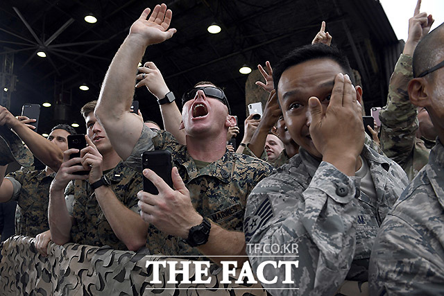 도널드 트럼프 대통령이 연설을 하자 장병들이 환호하고 있다./평택=AP.뉴시스
