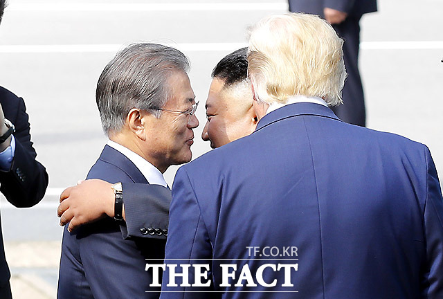 트럼프 미국 대통령과의 정상회담을 끝내고 북으로 돌아가는 김정은 북한 국무위원장과 포옹하는 문재인 대통령. /뉴시스