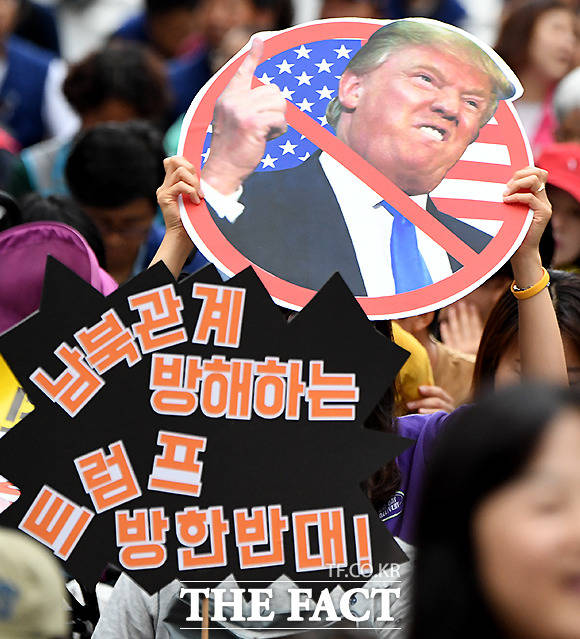 29일 오후 서울광장에서 '트럼프 방한반대'를 외치는 시민들. /이동률 기자