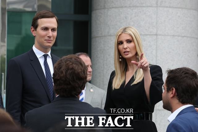 판문점에서 세 정상 만남을 바라보고 있는 이방카 보좌관. /뉴시스