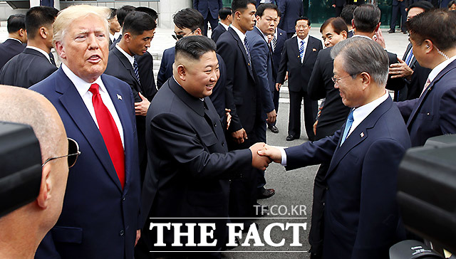 문재인 대통령과 김정은 북한 국무위원장이 30일 경기 파주 판문점 공동경비구역(JSA) 자유의 집 앞에서 악수하고 있다. /판문점=뉴시스