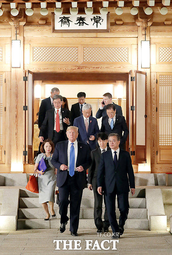 문재인 대통령 부부와 도널드 트럼프 미 대통령이 29일 오후 청와대 상춘재에서 친교만찬을 마친 후 만찬장을 나서고 있다. /뉴시스