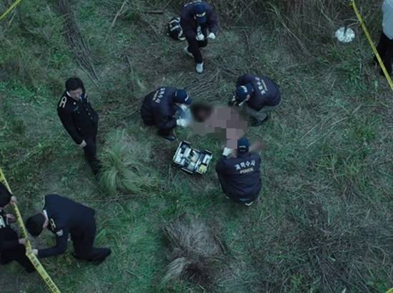 살인을 당한 여성이 나체로 누워있는 모습. 영화 '브이아이피'의 장면 중 하나다. /영화 '브이아이피' 스틸