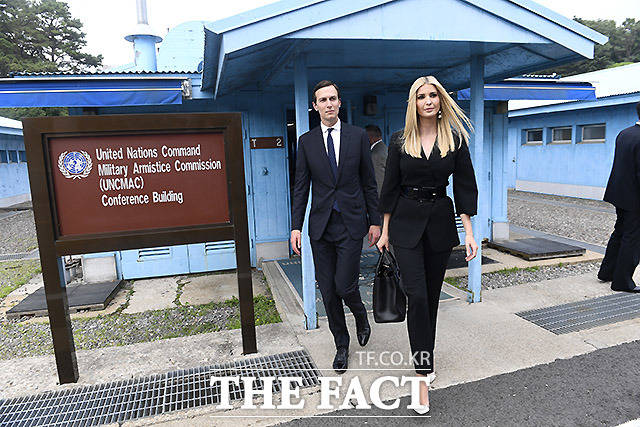 이방카 백악관 보좌관과 남편 재러드 쿠슈너 백악관 수석고문이 30일 판문점을 방문해 주변을 돌아보고 있다. /판문점=AP.뉴시스