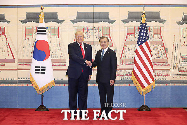 문재인 대통령과 도널드 트럼프 미국 대통령이 30일 청와대 본관을 들어서며 기념촬영을 하고 있다. /뉴시스