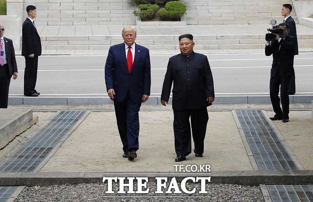 도널드 트럼프 미국 대통령과 김정은 북한 국무위원장이 판문점 공동경비구역(JSA) 군사분계선을 넘어 북측으로 갔다 다시 남측으로 넘어오고 있다. /뉴시스