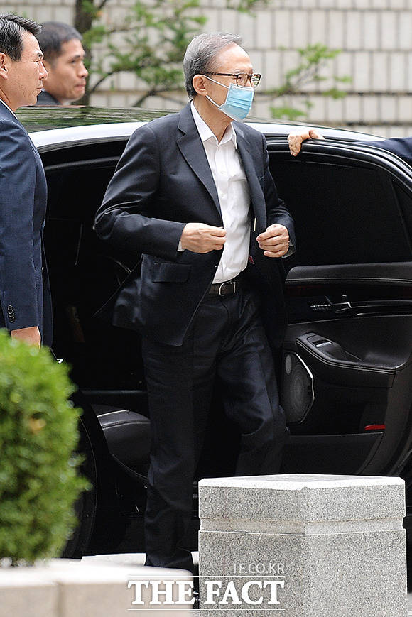 부축없이 차에서 내리는 이 전 대통령