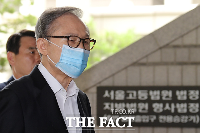 법정으로 향하는 이 전 대통령
