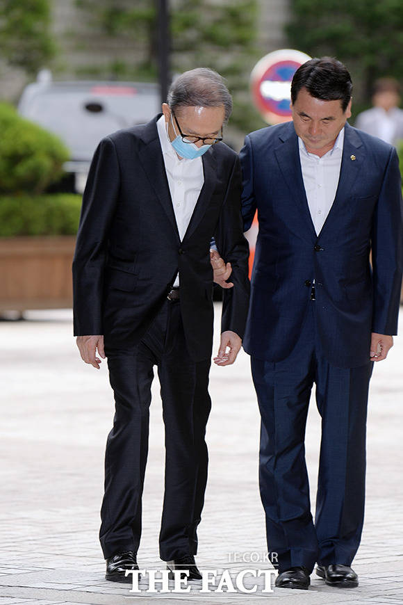 계단 앞에서는 경호원의 부축을 받았지만