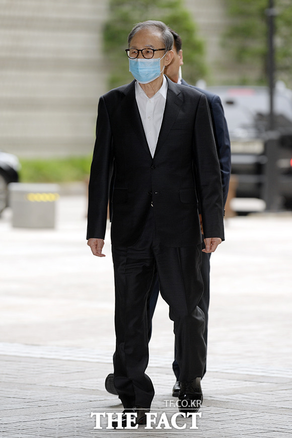 이내 홀로 걷는 이 전 대통령